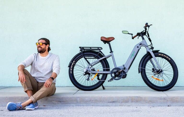 imagine-e-bikes-male-model-sidewalk
